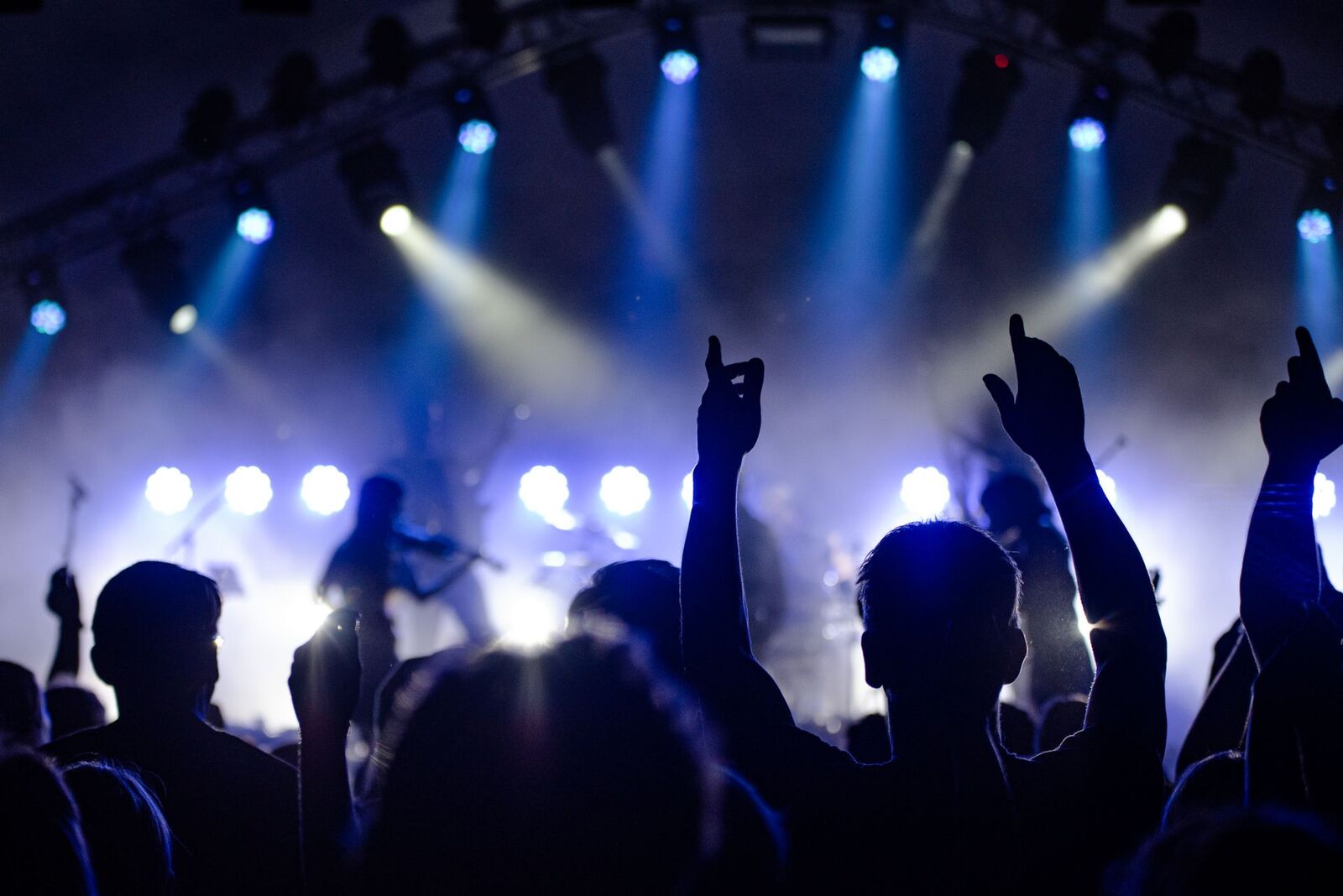 Festivalpublik med scenljus