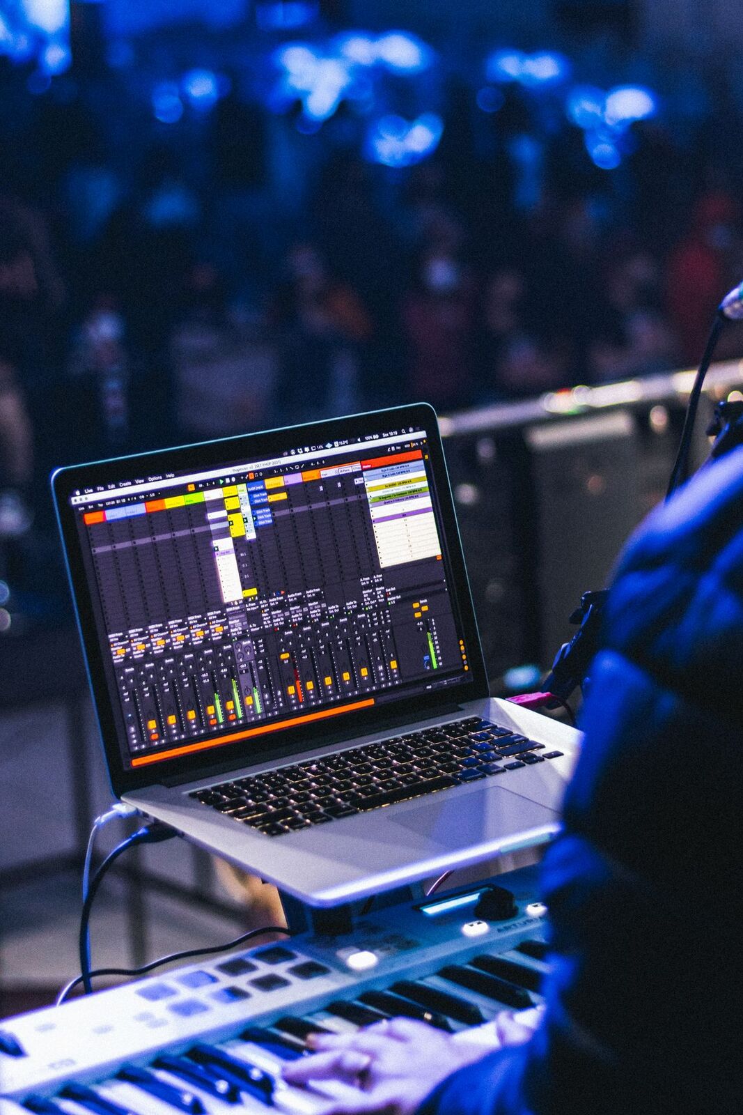 DJ som uppträder live inför en folkmassa