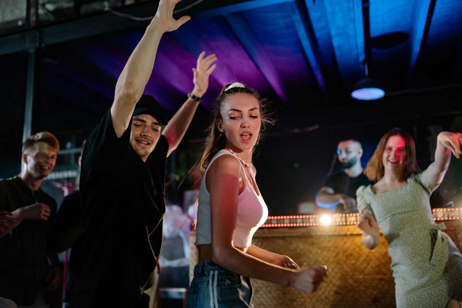 Människor som dansar till musik på en klubbkväll